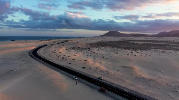 西班牙加那利群岛弗尔特文图拉的Corralejo沙丘上蜿蜒曲折的公路 西班牙加那利群岛Fuerteventura Corralejo Dunes自然公园公路过境点的空中景观 — 图库视频影像