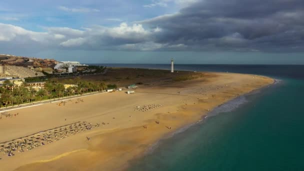 西班牙加那利群岛富埃特文图拉岛莫罗德尔贾维勒镇 贾比海滩 的海滩鸟瞰图 金丝雀最棒的海滩之一 远处的摩托灯塔 — 图库视频影像