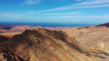 İspanya 'nın Kanarya Adaları' ndaki Fuerteventura Adası 'ndaki Betancuria Ulusal Parkı. Fuerteventura 'daki Betancuria Ulusal Parkı' nın insansız hava aracından muhteşem bir manzara.