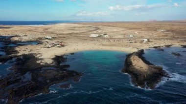 Güzel Playa Chica Sahili, El Cotillo, Fuerteventura, Kanarya Adaları, İspanya. Beyaz kumsal ve turkuaz mavi su El Cotillo, Fuerteventura, Kanarya Adaları 'ndaki La Concha plajı.