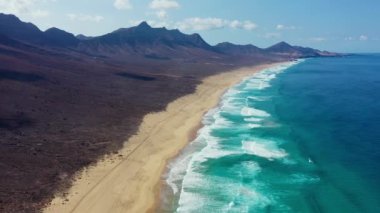 Uçsuz bucaksız ufku olan harika Coffee Plajı. Arka planda volkanik tepeler ve Atlantik Okyanusu. Coffee Beach, Fuerteventura, Kanarya Adaları, İspanya. Playa de Coffee, Fuerteventura, Kanarya Adaları.
