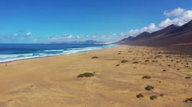 Uçsuz bucaksız ufku olan harika Coffee Plajı. Arka planda volkanik tepeler ve Atlantik Okyanusu. Coffee Beach, Fuerteventura, Kanarya Adaları, İspanya. Playa de Coffee, Fuerteventura, Kanarya Adaları.