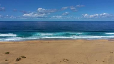 Uçsuz bucaksız ufku olan harika Coffee Plajı. Arka planda volkanik tepeler ve Atlantik Okyanusu. Coffee Beach, Fuerteventura, Kanarya Adaları, İspanya. Playa de Coffee, Fuerteventura, Kanarya Adaları.