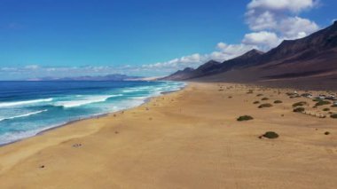 Uçsuz bucaksız ufku olan harika Coffee Plajı. Arka planda volkanik tepeler ve Atlantik Okyanusu. Coffee Beach, Fuerteventura, Kanarya Adaları, İspanya. Playa de Coffee, Fuerteventura, Kanarya Adaları.