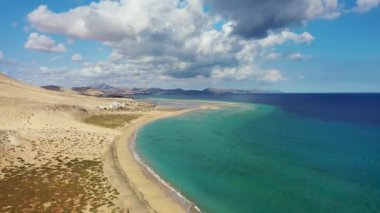 İspanya 'nın Fuerteventura Kanarya Adası' ndaki Costa Calma 'da altın kum ve kristal deniz suyuyla Sotavento sahilini izleyin. Plaj Playa de Sotavento, Kanarya Adası, Fuerteventura.