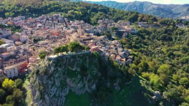 Novara di Sicilya şehrinin muhteşem manzarası. Novara di Sicilya 'nın, Sicilya' nın, İtalya 'nın, Avrupa' nın hava manzarası. Dağ köyü Novara di Sicilya, İtalya.