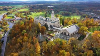 Hluboka nad Vltavou Şatosu Çek Cumhuriyeti 'nin en güzel kalelerinden biridir. Sonbaharda Hluboka nad Vltavou Şatosu 'nda kırmızı yapraklarla, Çek Cumhuriyeti. Hluboka nad Vltavou kalesinin renkli sonbahar manzarası.