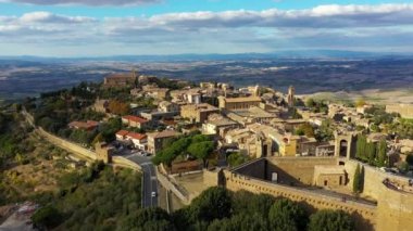 İtalya, Toskana 'da Val d' Orcia 'daki Montalcino kasabasının manzarası. Kasaba adını bir zamanlar araziyi kaplayan meşe ağacından alıyor. Ortaçağ İtalyan şehri Montalcino 'nun manzarası. Toskana