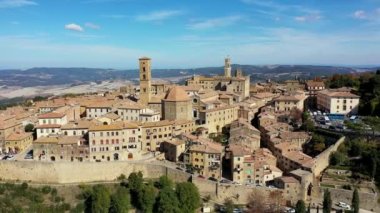 Toskana, Volterra şehir silueti, kilise ve manzara. Maremma, İtalya, Avrupa. Volterra 'nın panoramik manzarası, eski evleri, kuleleri ve kiliseleri olan ortaçağ Toskana kasabası, İtalya.