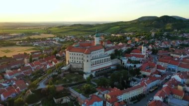 Mikulov Kalesi, Güney Moravya, Çek Cumhuriyeti 'nin Mikulov kasabasında. Çek Cumhuriyeti 'ndeki Mikulov şehrinin etkileyici Mikulov Kalesi manzarası