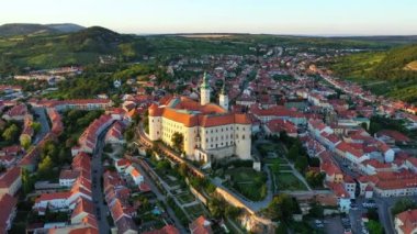 Mikulov Kalesi, Güney Moravya, Çek Cumhuriyeti 'nin Mikulov kasabasında. Çek Cumhuriyeti 'ndeki Mikulov şehrinin etkileyici Mikulov Kalesi manzarası