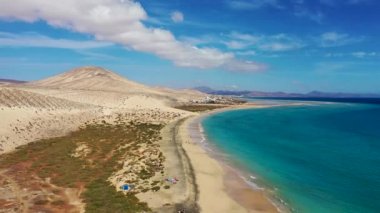 İspanya 'nın Fuerteventura Kanarya Adası' ndaki Costa Calma 'da altın kum ve kristal deniz suyuyla Sotavento sahilini izleyin. Plaj Playa de Sotavento, Kanarya Adası, Fuerteventura.