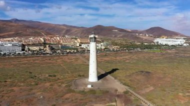 Morro Jable sahilindeki deniz feneri Jandia yarımadasında gün doğumunda, Fuerteventura, Kanarya Adaları, İspanya. Faro de Morro Jable Deniz Feneri, Fuerteventura.