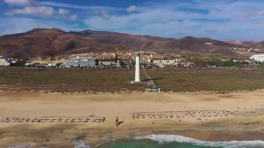 Morro Jable sahilindeki deniz feneri Jandia yarımadasında gün doğumunda, Fuerteventura, Kanarya Adaları, İspanya. Faro de Morro Jable Deniz Feneri, Fuerteventura.
