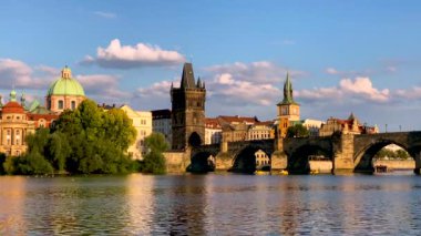 Çek Cumhuriyeti Prag 'daki Vltava nehri üzerindeki Eski Şehir İskelesi mimarisi ve Charles Köprüsü manzaralı. Prag ikonu Charles Bridge (Karluv Most) ve Eski Şehir Köprüsü Kulesi, Çek Cumhuriyeti.