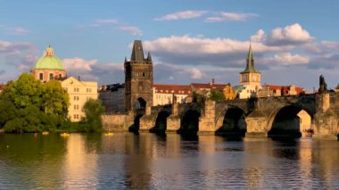 Çek Cumhuriyeti Prag 'daki Vltava nehri üzerindeki Eski Şehir İskelesi mimarisi ve Charles Köprüsü manzaralı. Prag ikonu Charles Bridge (Karluv Most) ve Eski Şehir Köprüsü Kulesi, Çek Cumhuriyeti.