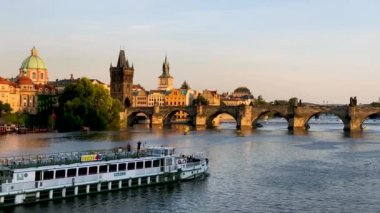 Çek Cumhuriyeti Prag 'daki Vltava nehri üzerindeki Eski Şehir İskelesi mimarisi ve Charles Köprüsü manzaralı. Prag ikonu Charles Bridge (Karluv Most) ve Eski Şehir Köprüsü Kulesi, Çek Cumhuriyeti.