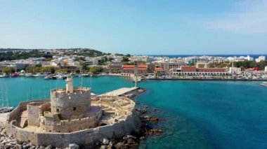 Geyik heykeli olan Mandraki limanı, Heykelin durduğu yer ve Aziz Niklas kalesi. Rodos, Yunanistan. Rodos, Rodos, Yunanistan Heykeli 'nin yerine Hirschkuh heykeli