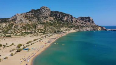 Yukarısından altın kum manzaralı Tsampika plajı, Rodos, Yunanistan. Gökkuşları ünlü Tsampika, Rodos adası, Dodecanese, Yunanistan sahillerine bakıyor