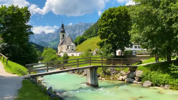 Malowniczy Krajobraz Górski Alpach Bawarskich Słynnym Kościołem Parafialnym Sebastiana Miejscowości — Wideo stockowe