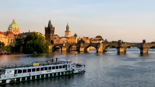 Çek Cumhuriyeti Prag Daki Vltava Nehri Üzerindeki Eski Şehir Skelesi — Stok video