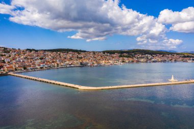 Kefalonia adasındaki Argostoli şehrindeki De Bosset Köprüsü 'nün havadan görüntüsü. De Bosset Köprüsü Argostoli, Kefalonia 'da göl kenarında. Argostoli, Kefalonia, Yunanistan 'daki Obelisk ve de Bosset köprüsü