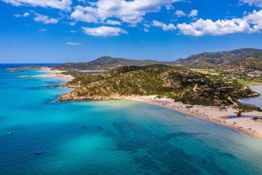 Chia, Sardinya, İtalya 'nın harika plajlarının manzarası. Güzel Chia Körfezi manzarası ve harika plajlar, Sardunya Adası, İtalya. Su Guideu sahilindeki güzel deniz ve körfez, Sardunya adası, İtalya