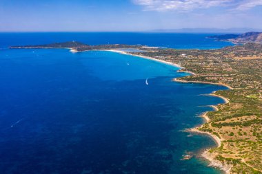 Torre di Porto Giunco Kulesi ve Villasimius yakınlarında Simius Sahili, Sardunya, İtalya. Uçan İHA 'nın görüntüsü. Carbonara Burnu 'ndaki Torre di Porto Giunco kulesi. İtalya 'daki Sardunya adasının sabah hava manzarası