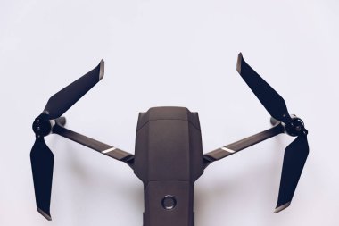 Beyaz arka plan üzerinde sergilenen yeni modern dron. Drone quadcopter ile dijital fotoğraf makinesi.