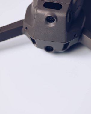 Beyaz arka plan üzerinde sergilenen yeni modern dron. Drone quadcopter ile dijital fotoğraf makinesi.