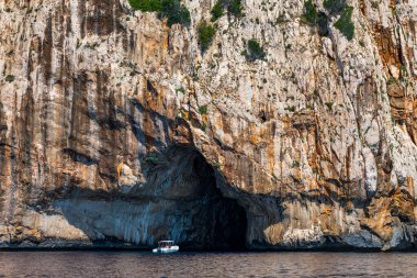 Mavi deniz ve Cala Luna 'nın karakteristik mağaraları Golfo di Orosei, Sardinya, İtalya' da bir plaj. Akdeniz kıyısındaki büyük deniz mağaraları. Sardunya, İtalya.