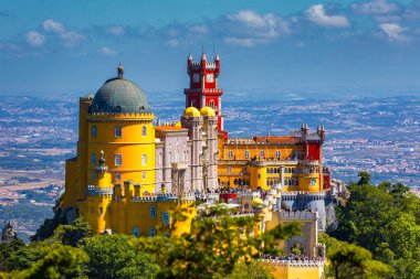 Sintra 'daki Pena Sarayı. Lizbon, Portekiz. Avrupa seyahatleri, Portekiz 'de tatiller. Pena Sarayı Panoramik Manzarası, Sintra, Portekiz. Pena Ulusal Sarayı, Sintra, Portekiz. 