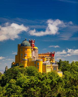 Ünlü tarihi Pena Sarayı. Portekiz 'de gün batımına karşı Sintra kültür sahasının bir parçası. Pena Sarayı Panoramik Manzarası, Sintra, Portekiz. Günbatımında Pena Ulusal Sarayı, Sintra, Portekiz. 
