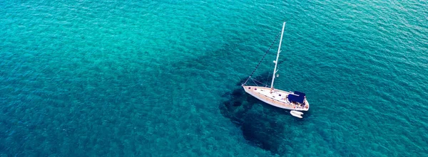 Luchtfoto Van Verankerd Zeiljacht Smaragdgroene Zee Luchtfoto Van Een Boot — Stockfoto