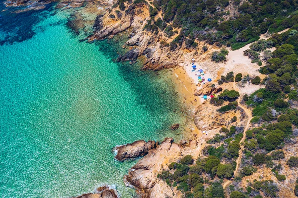 意大利 撒丁岛 美丽的海滩 意大利撒丁岛Cala Cipolla美丽的海滩景观 意大利撒丁岛恰湾Cala Cipolla美丽的大海和海滩 — 图库照片