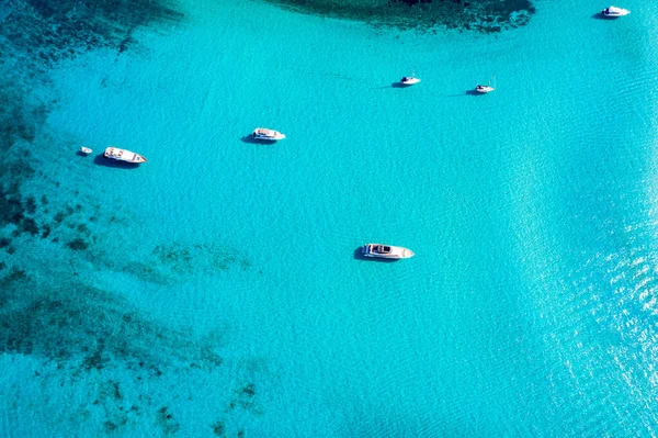 Jacht Horgonyzó Kristálytiszta Türkiz Víz Előtt Trópusi Sziget Alternatív Életmód — Stock Fotó