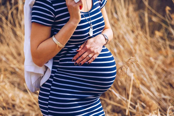 Piękna Kobieta Ciąży Czuje Się Szczęśliwa Przyrodzie Podczas Opieki Nad — Zdjęcie stockowe