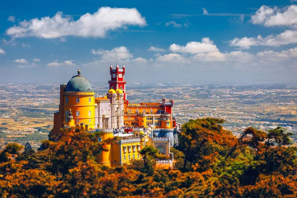 Sintra 'daki Pena Sarayı. Lizbon, Portekiz. Avrupa seyahatleri, Portekiz 'de tatiller. Pena Sarayı Panoramik Manzarası, Sintra, Portekiz. Pena Ulusal Sarayı, Sintra, Portekiz. 