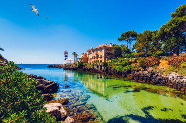 Santa Marta deniz feneri ve belediye müzesi, Cascais, Lizbon, Portekiz. Cascais Portekiz 'deki Santa Marta Deniz Feneri Müzesi. Güzel bir günde Santa Marta Plajı' ndan görüldüğü gibi. Cascais, Portekiz.