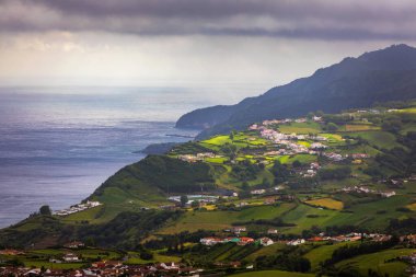Küçük köylü, çekici, yeşil doğa tarlalı Azores 'in güzel doğa manzarası. İnanılmaz Azores. Agua Retorta yakınlarındaki Ponta da Madragada bakış açısı Azores 'de Sao Miguel' de.