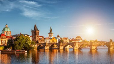 Sonbahar kırmızı yapraklar, Prague, Çek Cumhuriyeti ile Vltava Nehri ve Kenan köprü görünümü