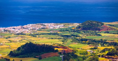 Azores panoramik doğal manzara manzarası, muhteşem manzaralı Portekiz adası. Volkanik kraterlerde ve yeşil alanlarda güzel göller. Turistik eğlence ve seyahat yeri. Azores, Portekiz.