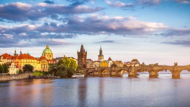 Prag Manzaralı Bahar Günbatımı Eski Şehir İskelesi mimarisi ve Çek Cumhuriyeti Prag, Vltava nehri üzerindeki Charles Köprüsü 'nün hava manzarası