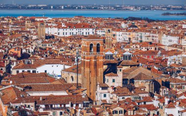 Venedik panoramik hava manzaralı, kırmızı çatılı, Veneto, İtalya. Venedik şehrinin havadan görünüşü, İtalya. Venedik Avrupa 'nın popüler bir turizm merkezidir. Venedik, İtalya.