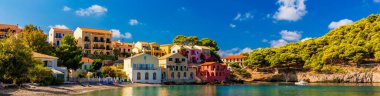 Yunanistan, Kefalonia 'daki Assos köyü. Akdeniz 'de turkuaz renkli körfez Kefalonya, Yunanistan, İyon adası, Cephalonia, Assos köyü Assos köyünde güzel renkli evleri var..