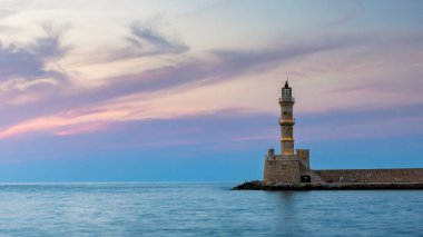 Yunanistan 'ın Girit kentindeki eski Chania limanında Venedik limanı ve deniz feneri panoraması. Yunanistan, Chania 'daki eski Venedik deniz feneri. Yunanistan 'ın Chania kentindeki eski Venedik limanının deniz feneri.