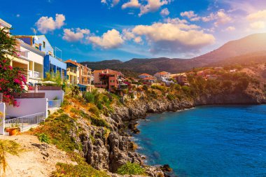 Yunanistan 'ın Kefalonya kentindeki Assos köyünde güzel renkli evleri olan Akdeniz' deki turkuaz renkli körfez. Akdeniz 'de renkli evleri olan Assos kasabası, Yunanistan. 