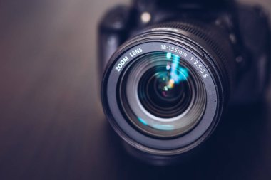 Siyah bir arka plan üzerinde izole Dslr fotoğraf makinesi. Siyah Dslr fotoğraf makinesi izole. Siyah arka plan dijital SLR objektif fotoğraf makinesi veya Video lens yakın çekim