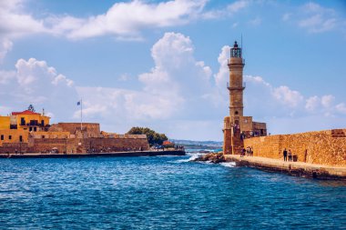 Yunanistan 'ın Girit kentindeki eski Chania limanında Venedik limanı ve deniz feneri panoraması. Yunanistan, Chania 'daki eski Venedik deniz feneri. Yunanistan 'ın Chania kentindeki eski Venedik limanının deniz feneri.