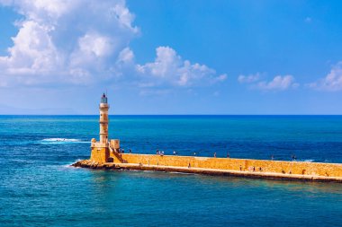 Yunanistan 'ın Girit kentindeki eski Chania limanında Venedik limanı ve deniz feneri panoraması. Yunanistan, Chania 'daki eski Venedik deniz feneri. Yunanistan 'ın Chania kentindeki eski Venedik limanının deniz feneri.